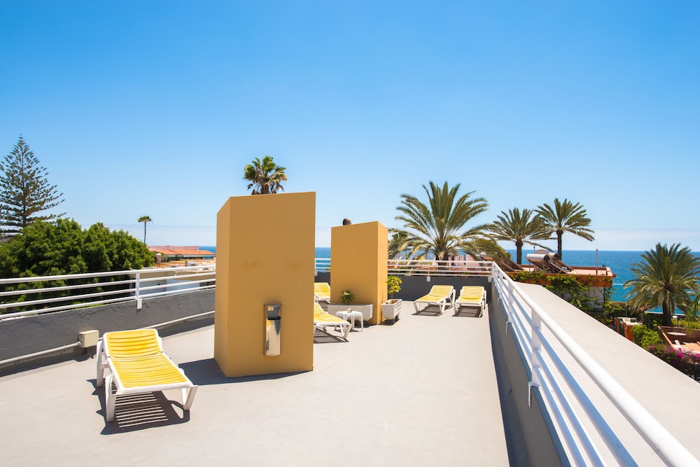 Apartamentos Karina — Hotel building in Playa del Ingles, Canary Islands