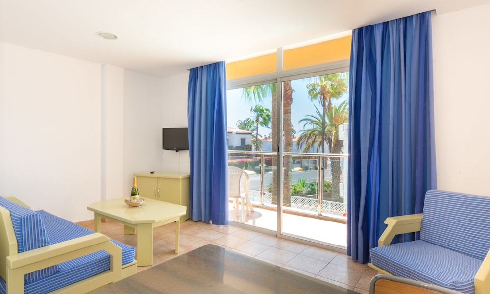 Apartamentos Karina — Hotel rooms in Playa del Ingles, Canary Islands