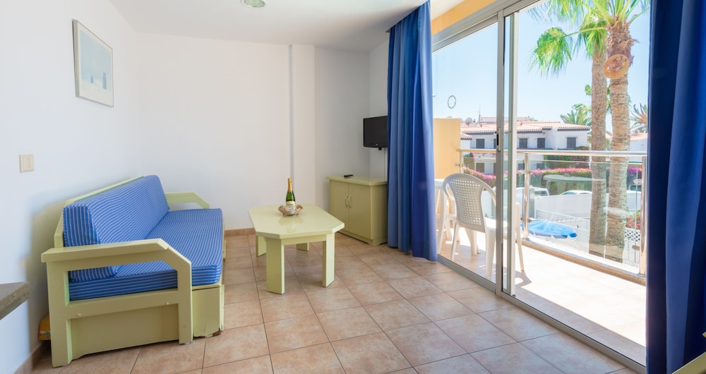 Apartamentos Karina — Hotel rooms in Playa del Ingles, Canary Islands
