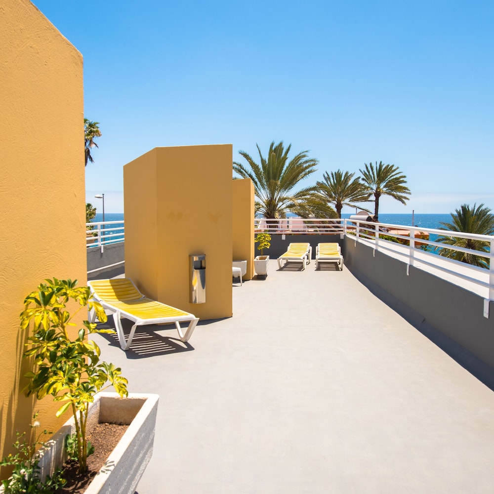 Apartamentos Karina — Hotel building in Playa del Ingles, Canary Islands