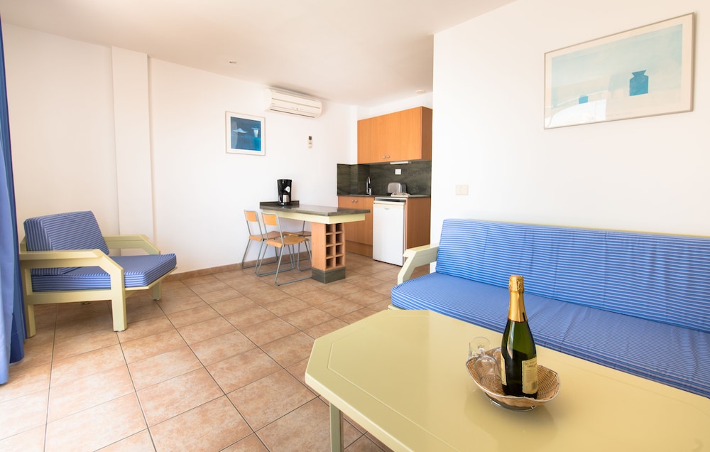 Apartamentos Karina — Hotel rooms in Playa del Ingles, Canary Islands
