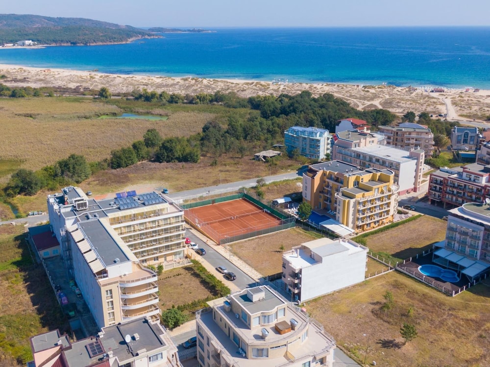 Plamena Palace — Hotel building in Primorsko, Burgas Region