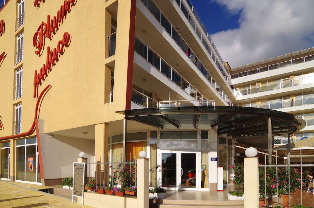 Plamena Palace — Hotel building in Primorsko, Burgas Region