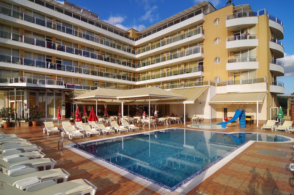 Plamena Palace — Swimming pool in Primorsko, Burgas Region
