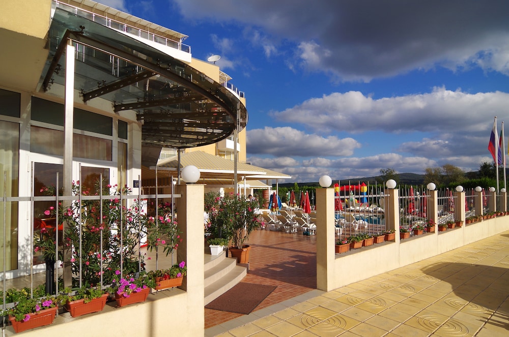 Plamena Palace — Swimming pool in Primorsko, Burgas Region