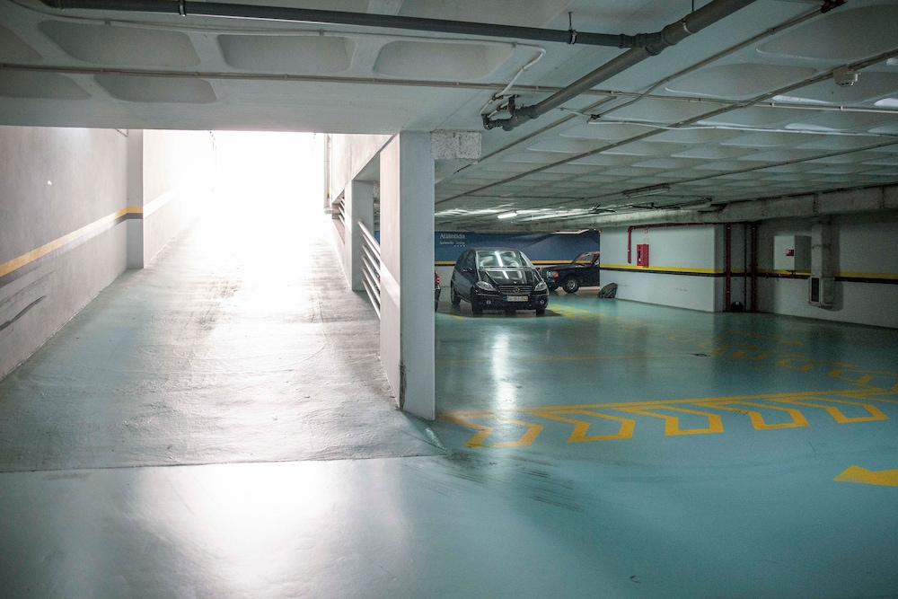 Apartamentos Turisticos Atlantida — Hotel building in Funchal, Madeira