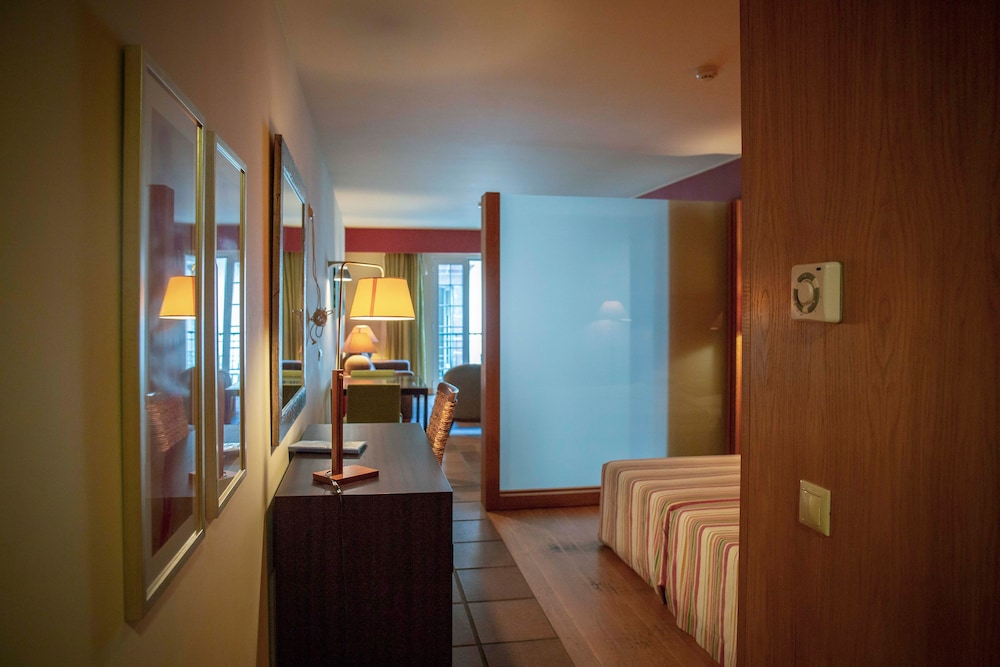 Apartamentos Turisticos Atlantida — Hotel rooms in Funchal, Madeira