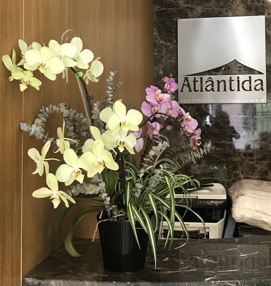 Apartamentos Turisticos Atlantida — Hotel building in Funchal, Madeira