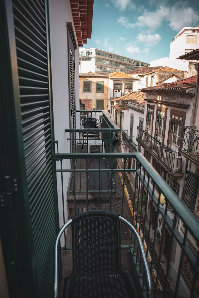 Apartamentos Turisticos Atlantida — Hotel rooms in Funchal, Madeira