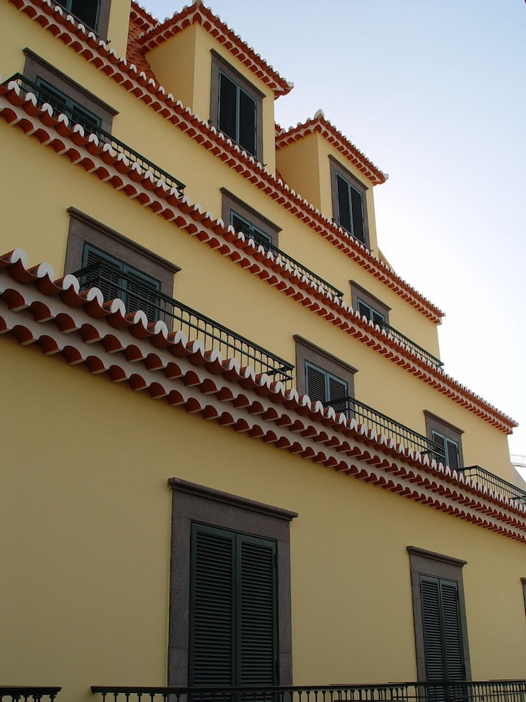 Apartamentos Turisticos Atlantida — Hotel building in Funchal, Madeira