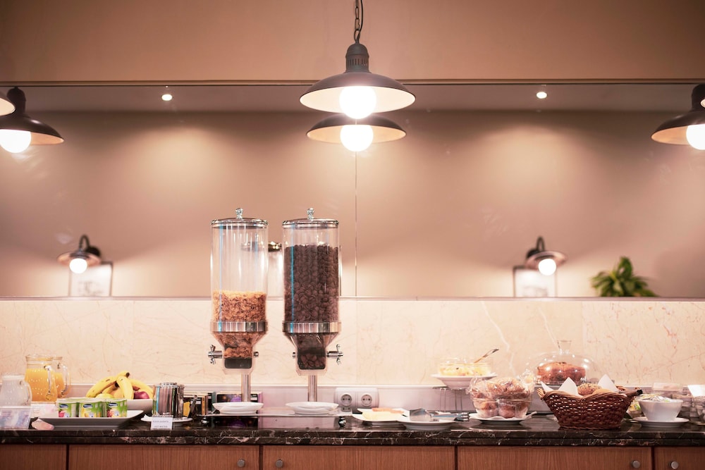 Apartamentos Turisticos Atlantida — Restaurant & bars in Funchal, Madeira