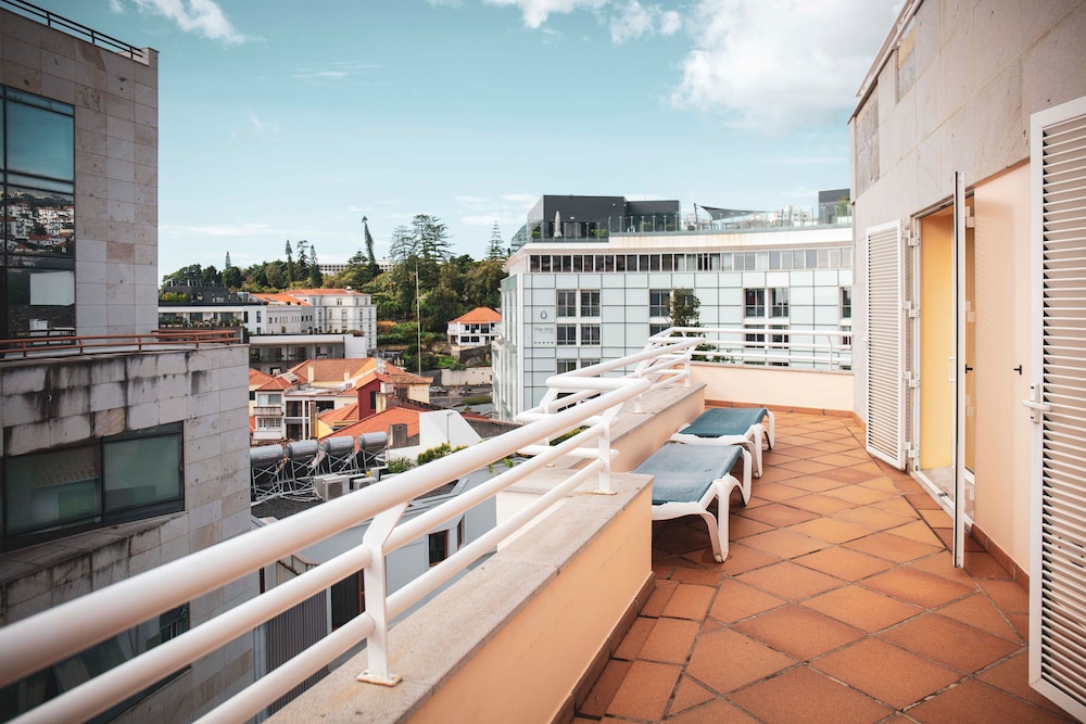 Apartamentos Turisticos Atlantida — Hotel building in Funchal, Madeira