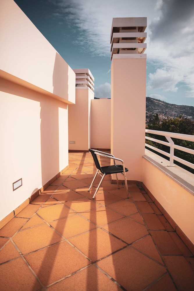 Apartamentos Turisticos Atlantida — Hotel building in Funchal, Madeira