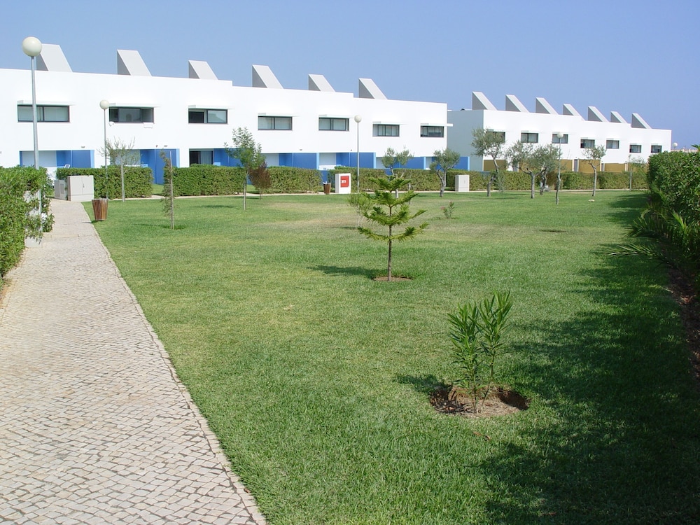 Quinta das Figueirinhas & Quintinha Village — Hotel building in Armação de Pêra, Faro