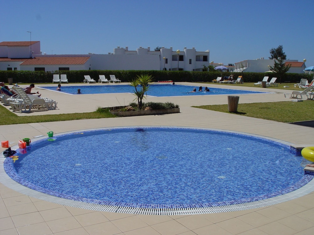 Quinta das Figueirinhas & Quintinha Village — Swimming pool in Armação de Pêra, Faro