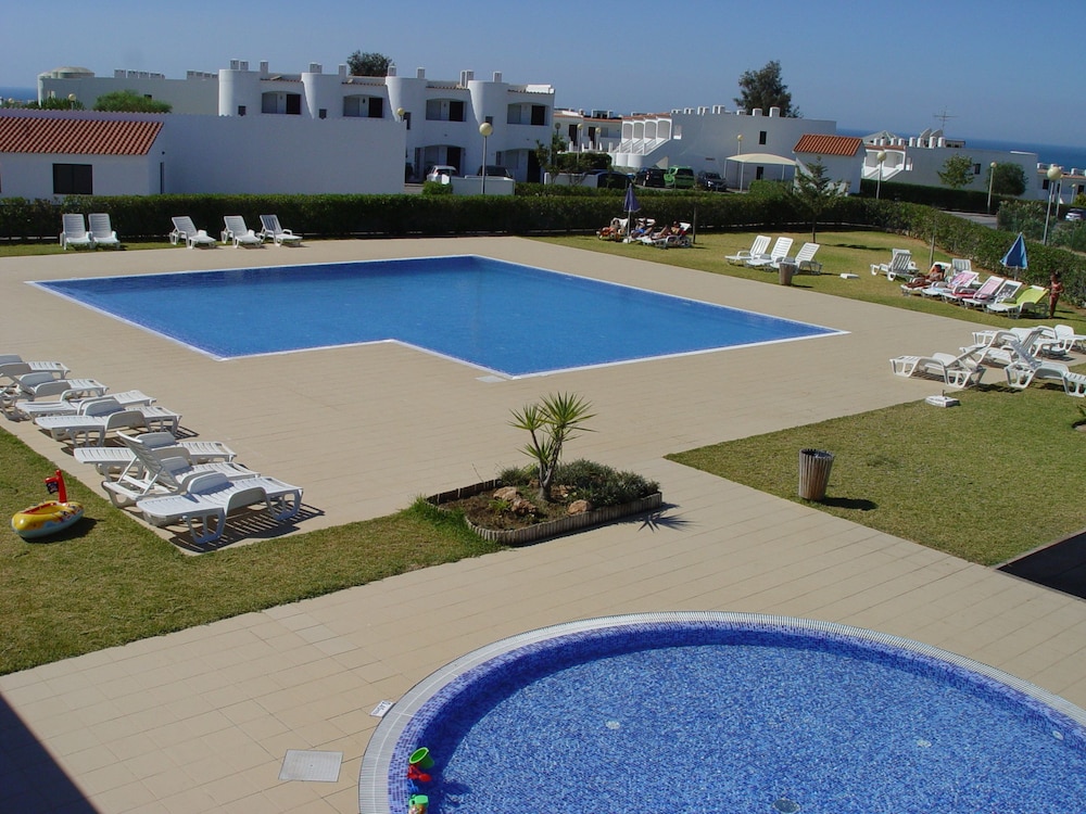 Quinta das Figueirinhas & Quintinha Village — Swimming pool in Armação de Pêra, Faro
