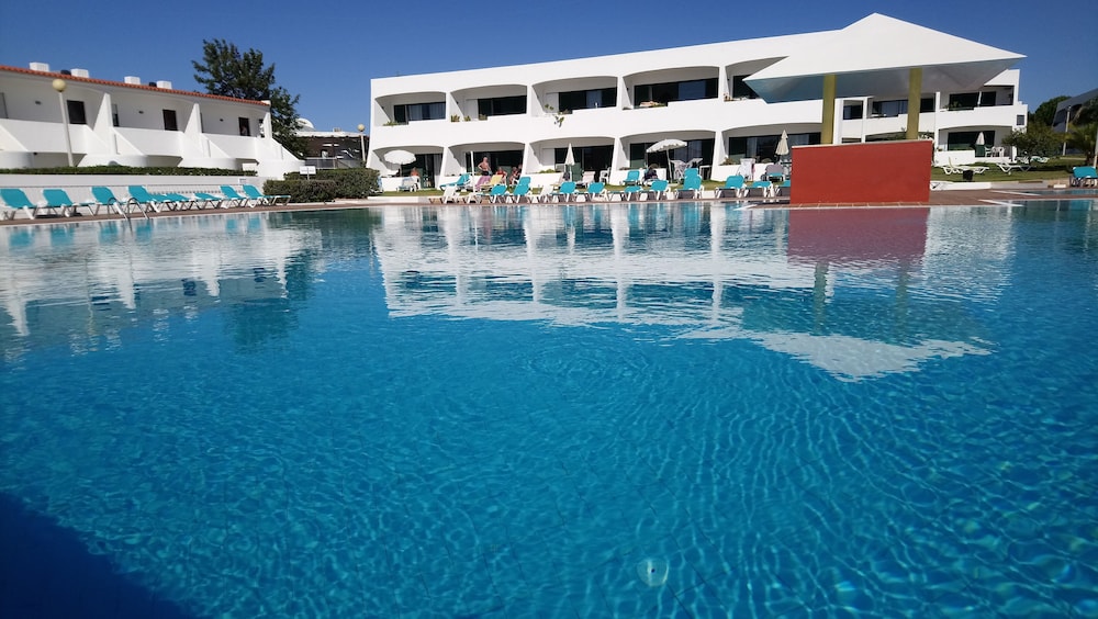 Quinta das Figueirinhas & Quintinha Village — Swimming pool in Armação de Pêra, Faro