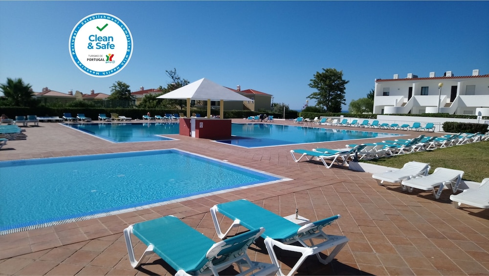 Quinta das Figueirinhas & Quintinha Village — Swimming pool in Armação de Pêra, Faro