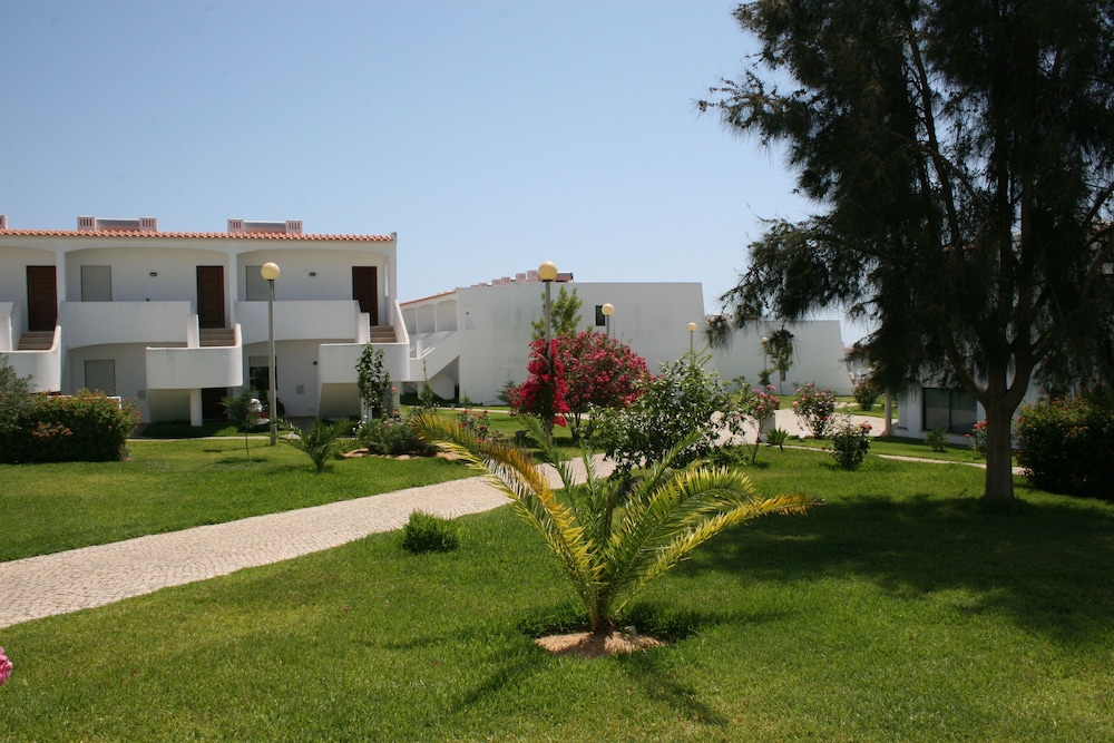 Quinta das Figueirinhas & Quintinha Village — Hotel building in Armação de Pêra, Faro