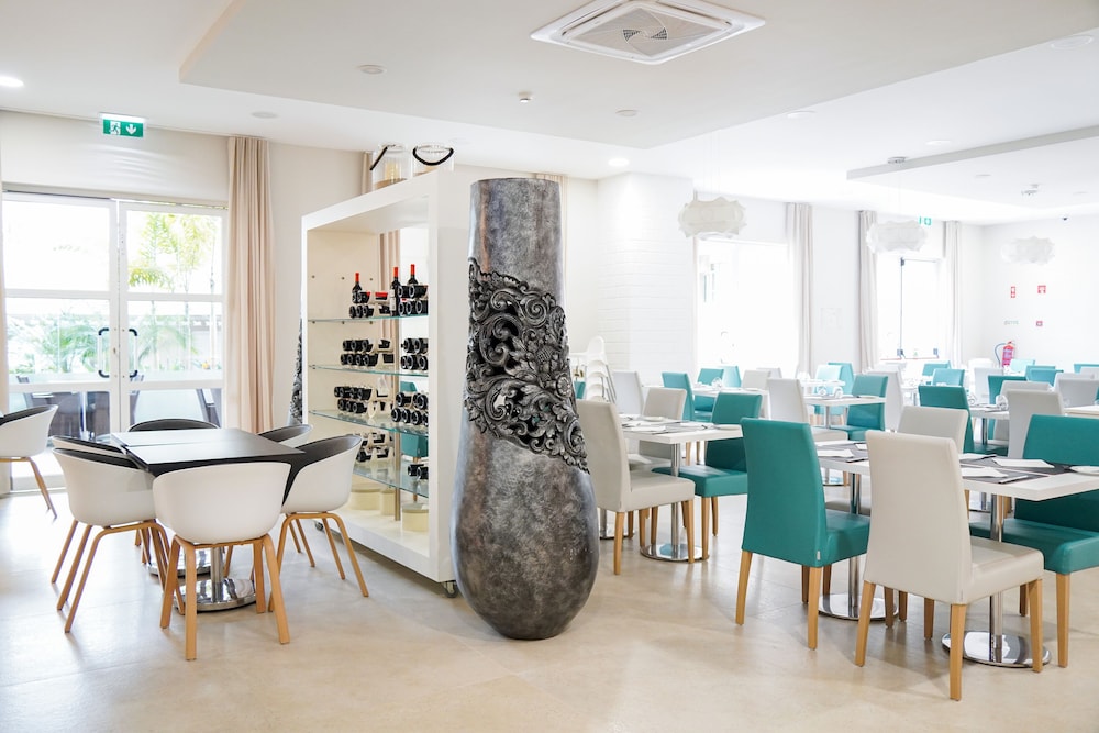Vitors Plaza — Restaurant & bars in Portimão, Faro