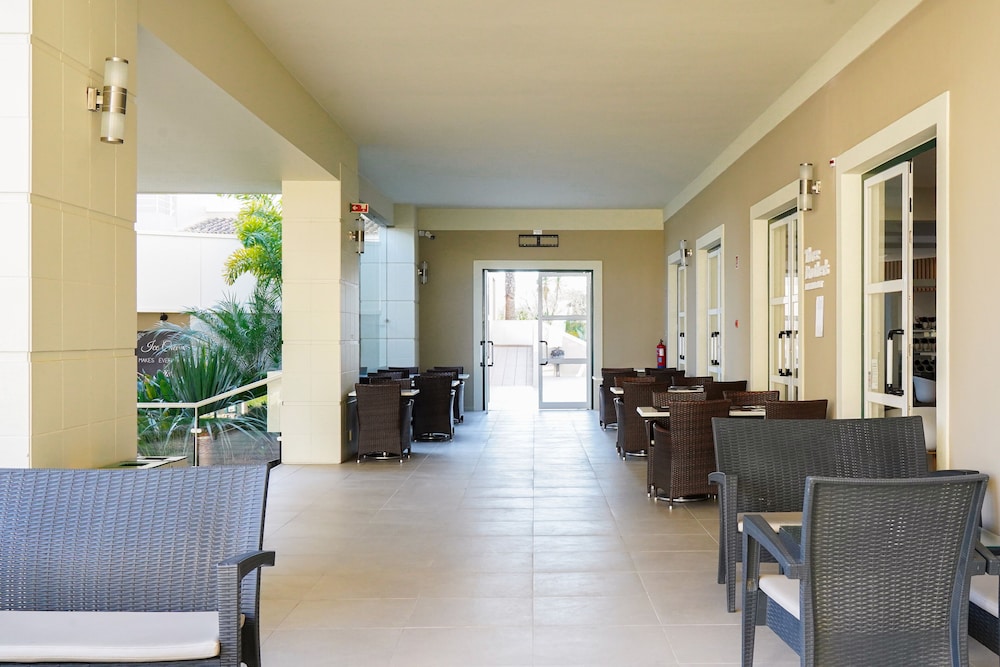 Vitors Plaza — Restaurant & bars in Portimão, Faro
