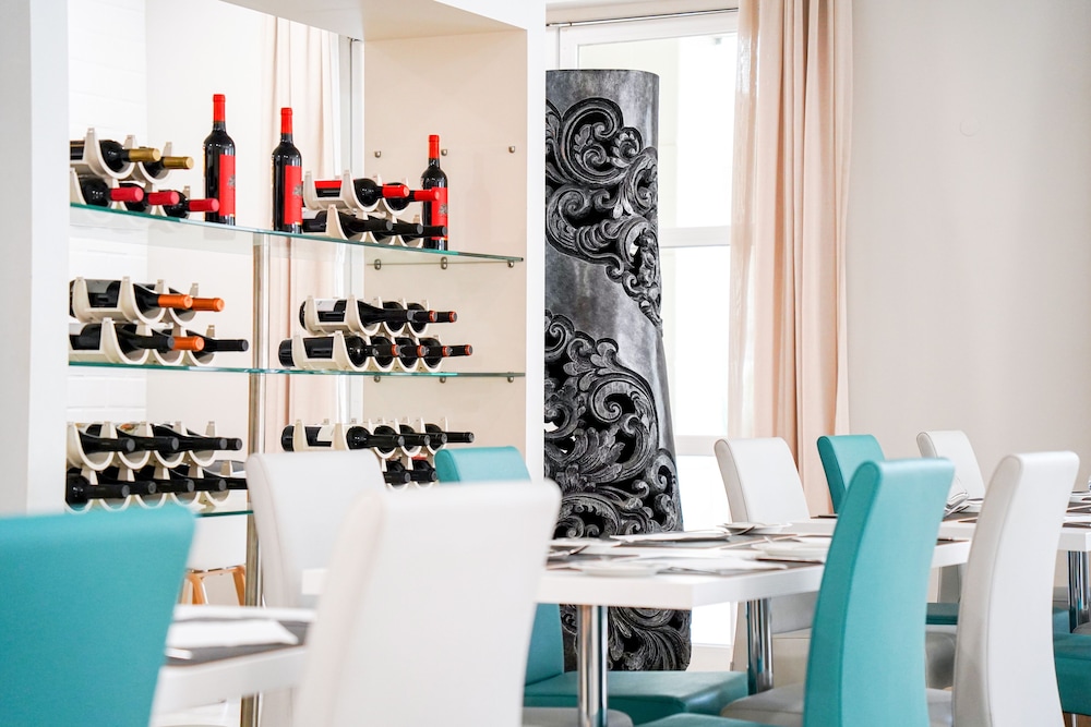 Vitors Plaza — Restaurant & bars in Portimão, Faro