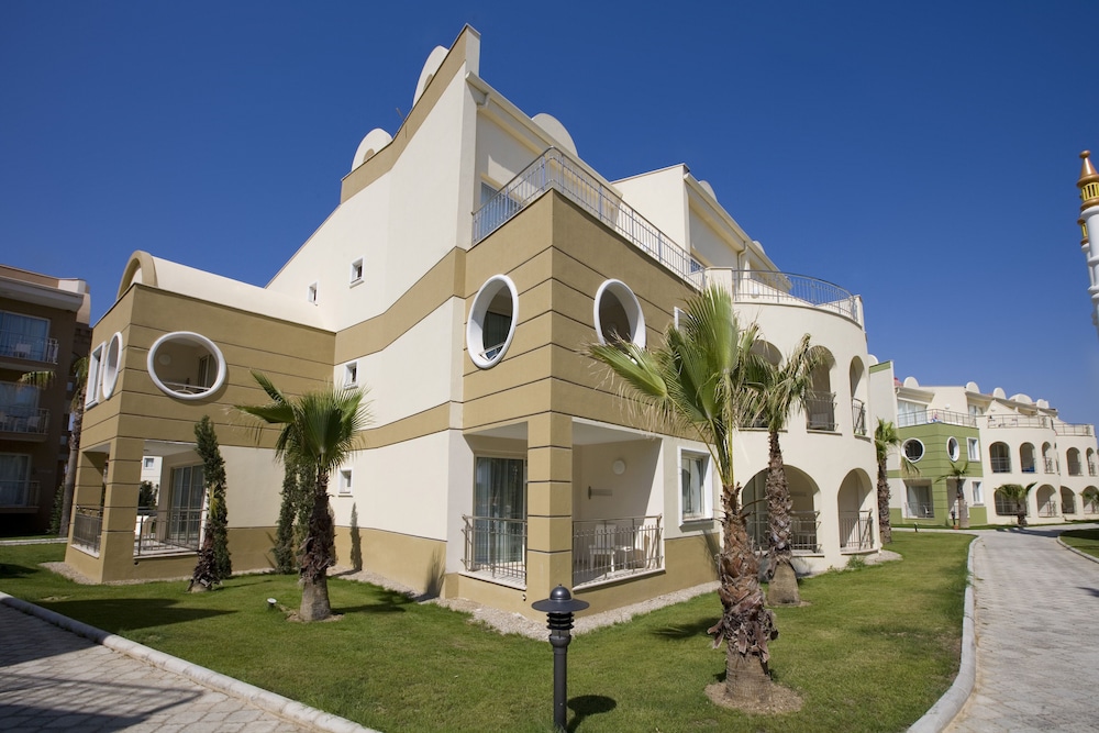 Kamelya Aishen Club — Hotel building in Side