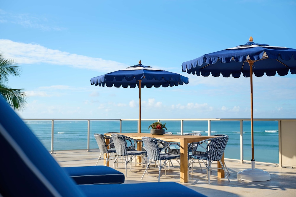 OUTRIGGER Reef Waikiki Beach Resort — Beach in Honolulu, Hawaii
