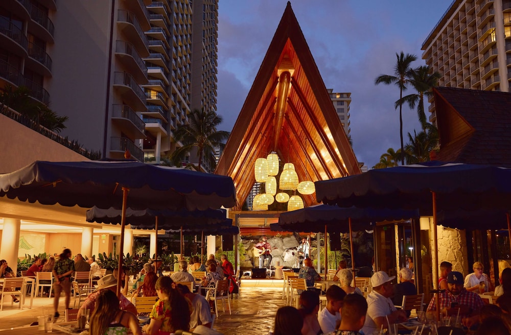 OUTRIGGER Reef Waikiki Beach Resort — Restaurant & bars in Honolulu, Hawaii