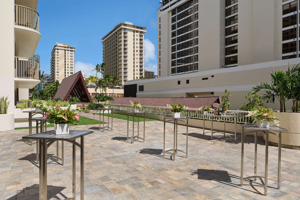OUTRIGGER Reef Waikiki Beach Resort — Hotel building in Honolulu, Hawaii