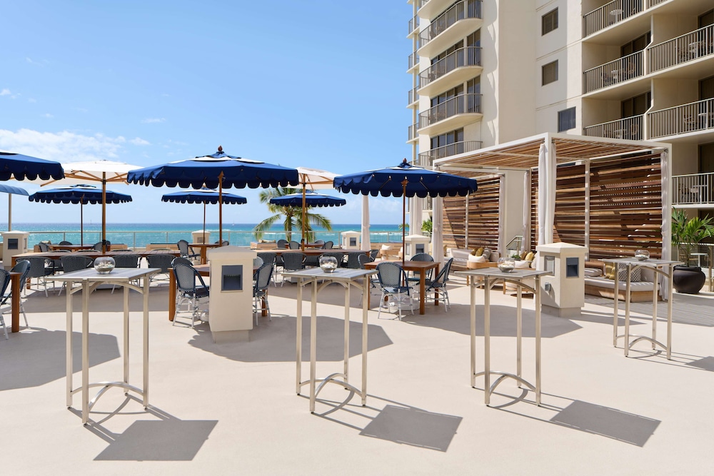 OUTRIGGER Reef Waikiki Beach Resort — Beach in Honolulu, Hawaii