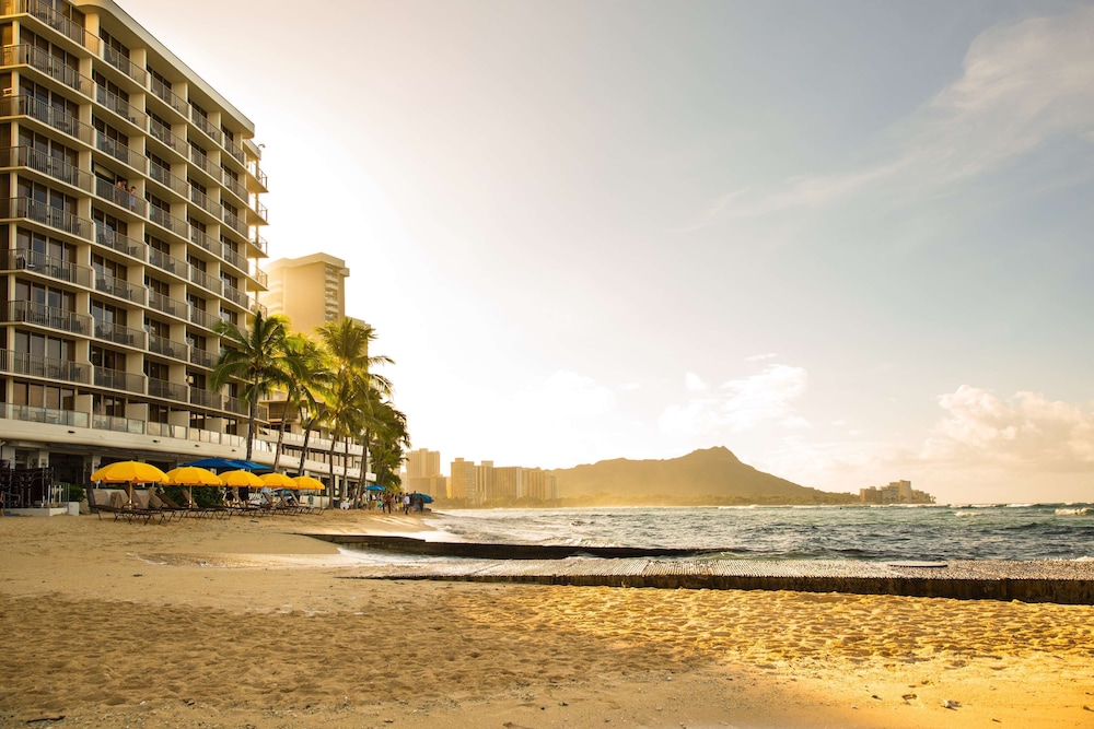 OUTRIGGER Reef Waikiki Beach Resort — Beach in Honolulu, Hawaii