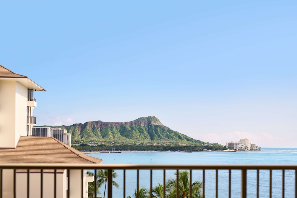 OUTRIGGER Reef Waikiki Beach Resort — Hotel rooms in Honolulu, Hawaii