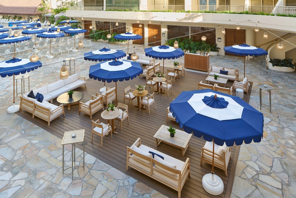 OUTRIGGER Reef Waikiki Beach Resort — Restaurant & bars in Honolulu, Hawaii