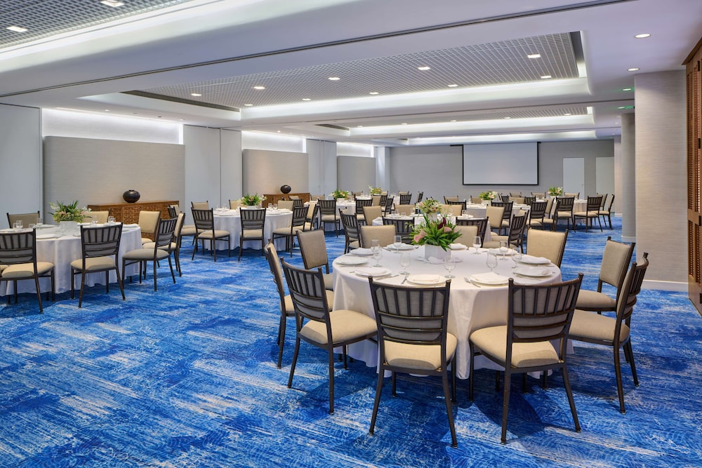 OUTRIGGER Reef Waikiki Beach Resort — Hotel building in Honolulu, Hawaii
