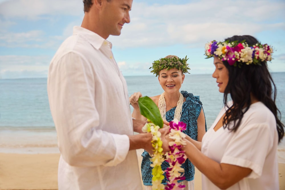 OUTRIGGER Reef Waikiki Beach Resort — Beach in Honolulu, Hawaii