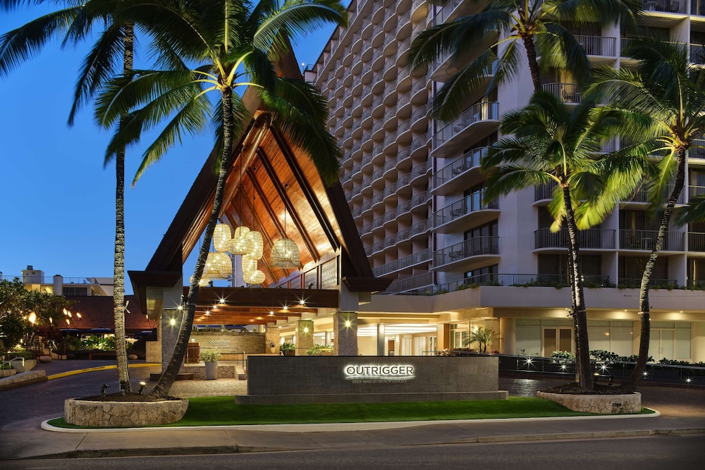 OUTRIGGER Reef Waikiki Beach Resort — Hotel building in Honolulu, Hawaii
