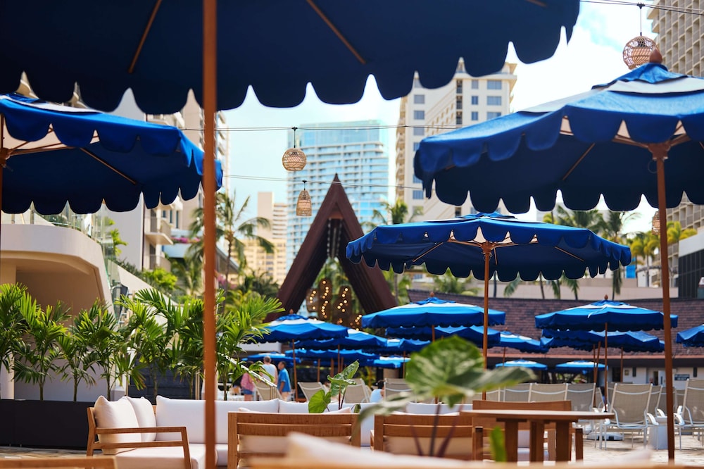 OUTRIGGER Reef Waikiki Beach Resort — Beach in Honolulu, Hawaii