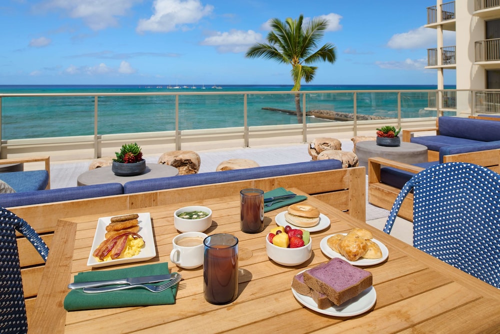 OUTRIGGER Reef Waikiki Beach Resort — Restaurant & bars in Honolulu, Hawaii