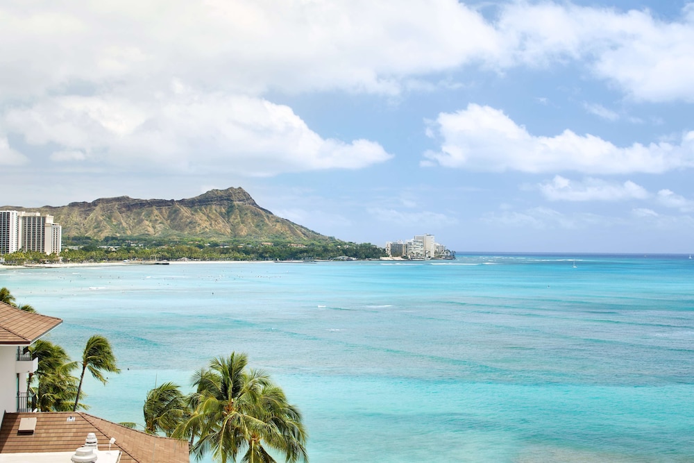 OUTRIGGER Reef Waikiki Beach Resort — Beach in Honolulu, Hawaii