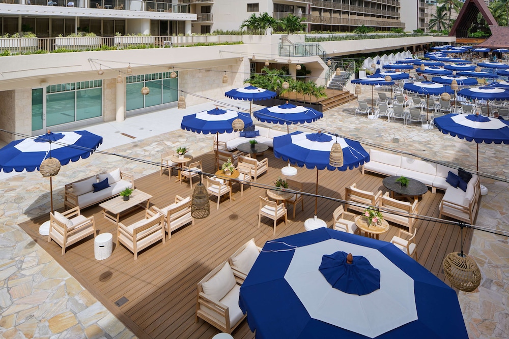 OUTRIGGER Reef Waikiki Beach Resort — Hotel building in Honolulu, Hawaii