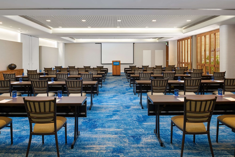 OUTRIGGER Reef Waikiki Beach Resort — Hotel building in Honolulu, Hawaii