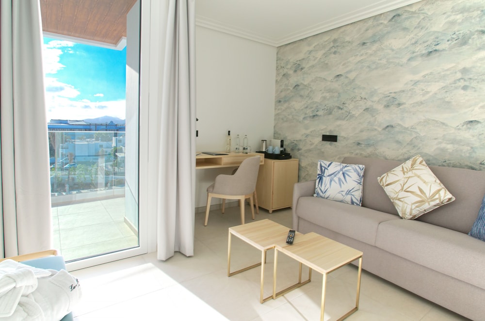 Hotel Lava Beach — Hotel rooms in Puerto del Carmen, Canary Islands
