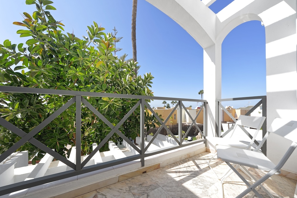 Vista Bonita Gay & Lesbian only Resort — Hotel building in Maspalomas, Canary Islands