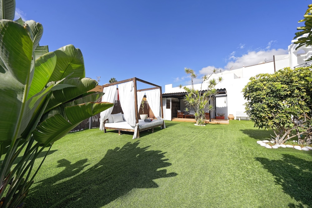 Vista Bonita Gay & Lesbian only Resort — Hotel building in Maspalomas, Canary Islands