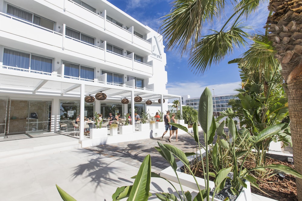 Hotel Ánfora Ibiza — Hotel building in Santa Eulalia, Balearic Islands