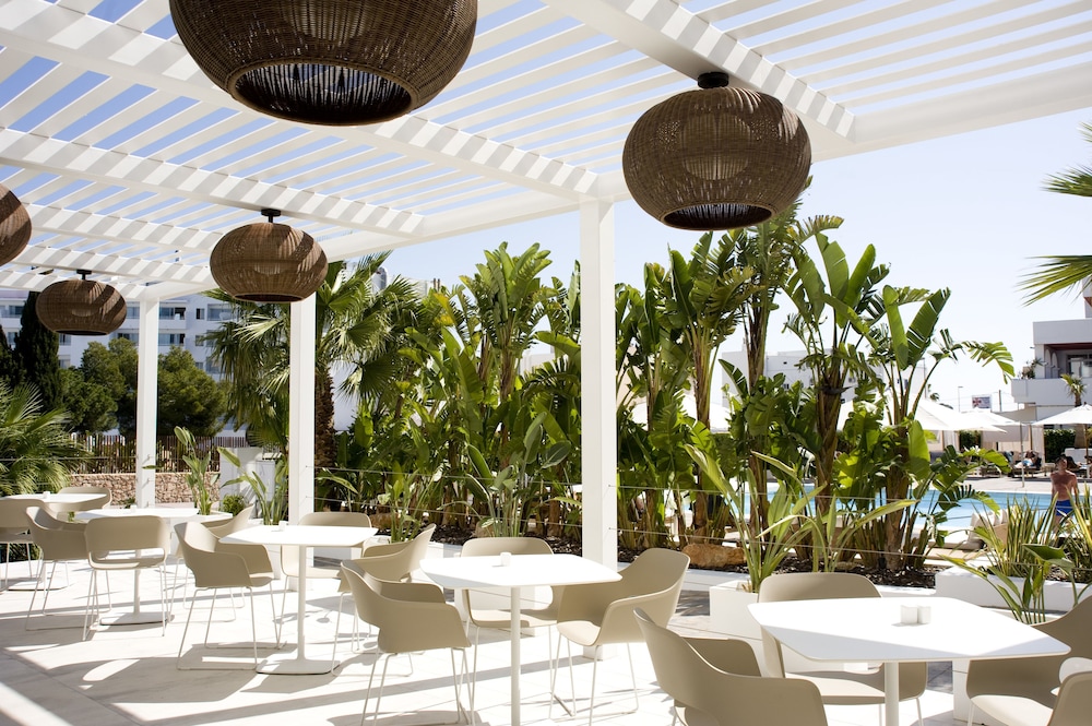 Hotel Ánfora Ibiza — Restaurant & bars in Santa Eulalia, Balearic Islands