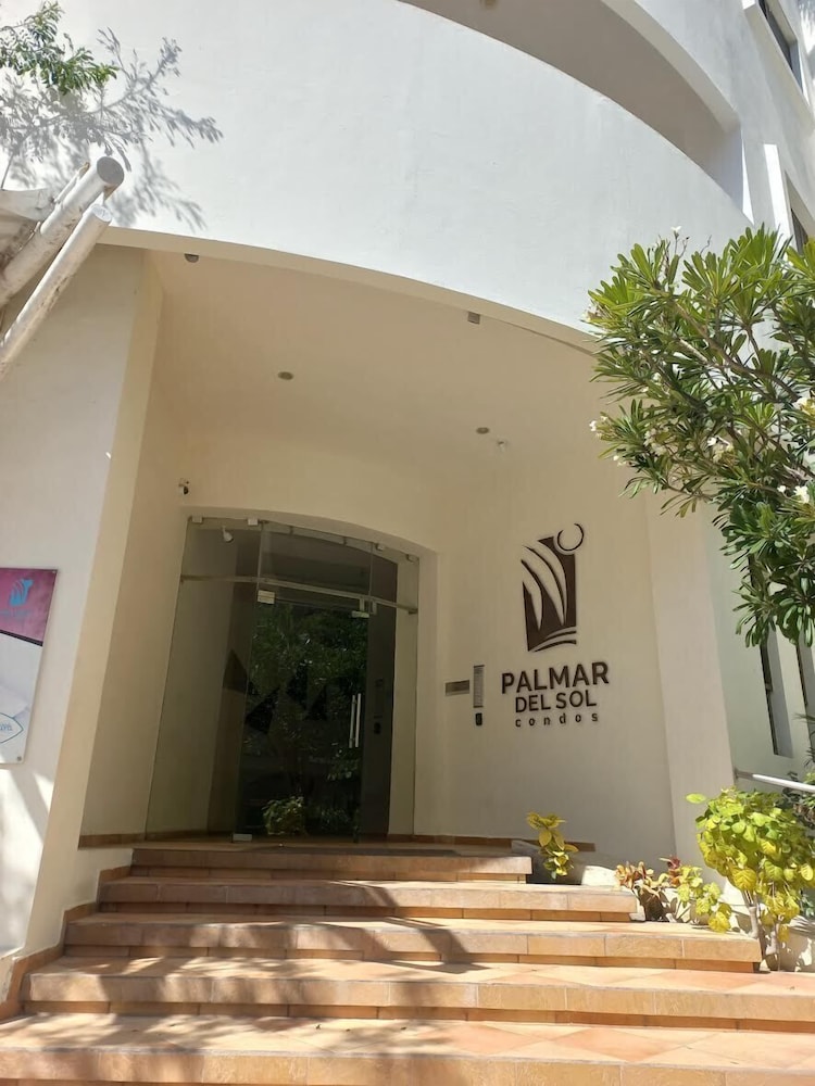 Riviera Maya Suites — Hotel building in Playa del Carmen, Quintana Roo