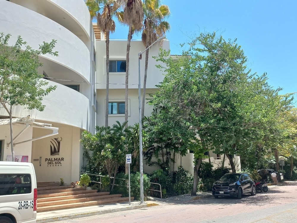 Riviera Maya Suites — Hotel building in Playa del Carmen, Quintana Roo