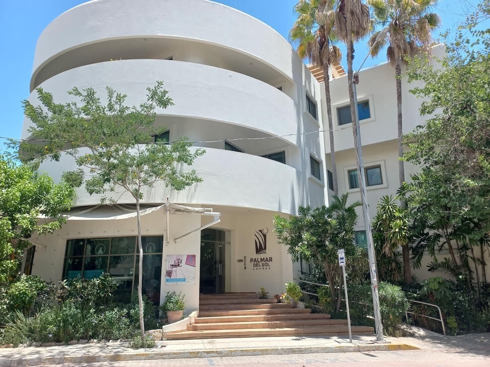 Riviera Maya Suites — Hotel building in Playa del Carmen, Quintana Roo